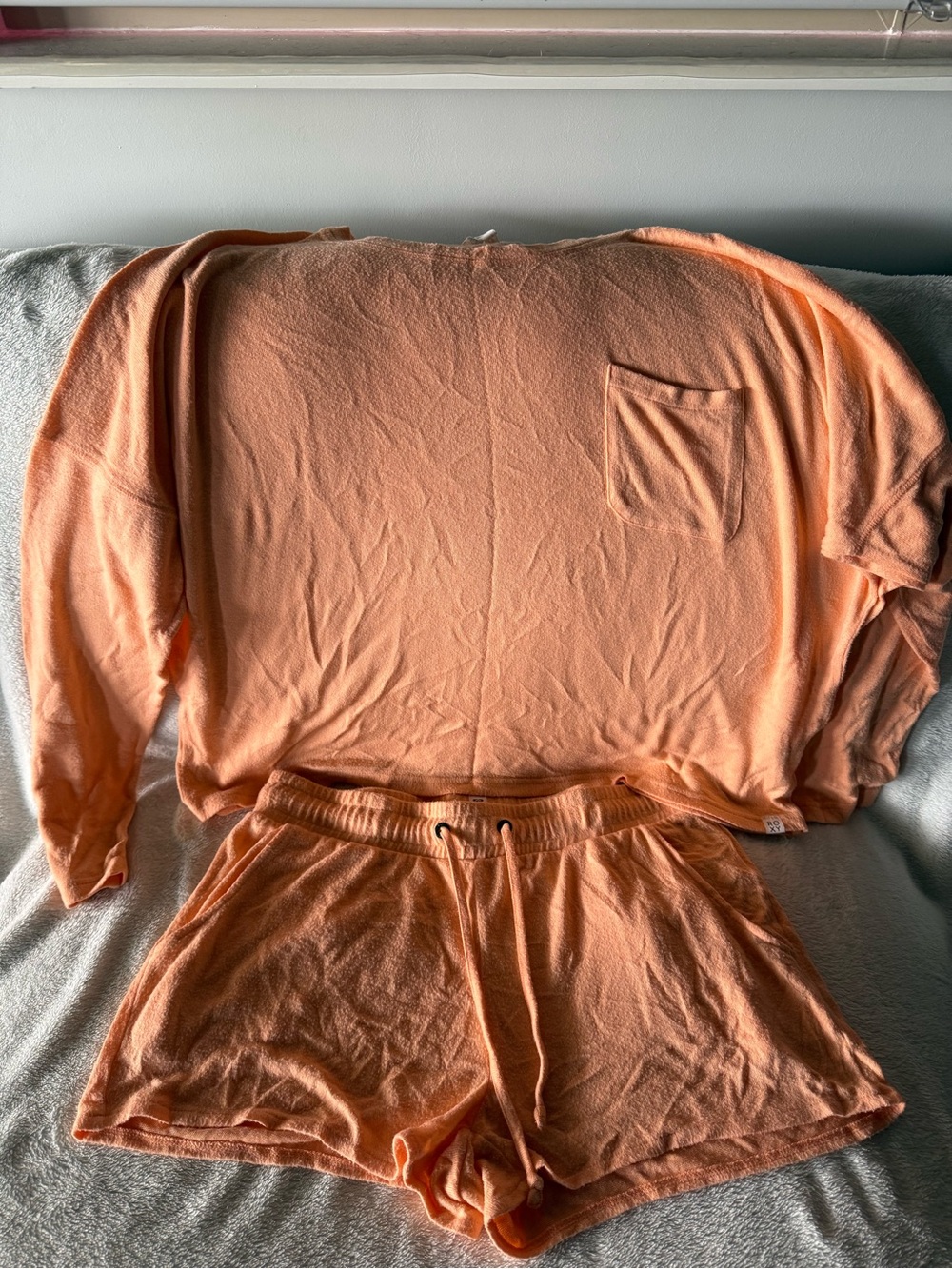 Peach Roxy shorts XL and long sleeve shirt XXL set